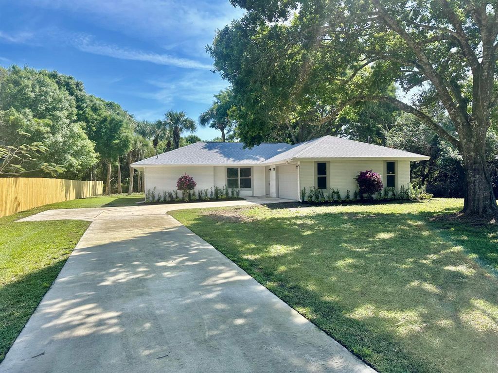 Photo of 904 S 37th Street, Fort Pierce, FL 34947 (MLS # R10967842)