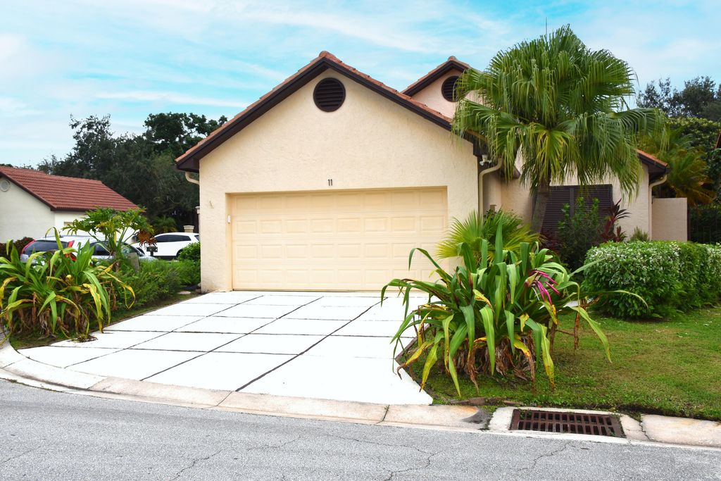 Photo of 11 N Ironwood Way Way N, Palm Beach Gardens, FL 33418 (MLS # B26022384)