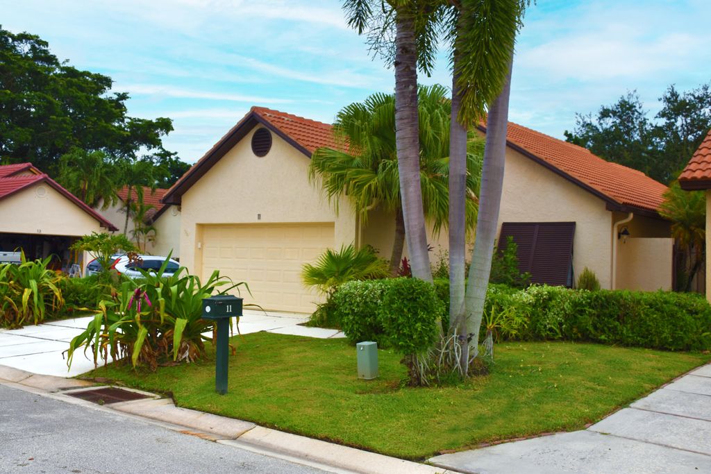 Photo of 11 N Ironwood Way Way N, Palm Beach Gardens, FL 33418 (MLS # B26022384)