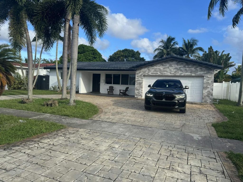 Photo of 5424 Garfield Street, Hollywood, FL 33021 (MLS # B26049650)