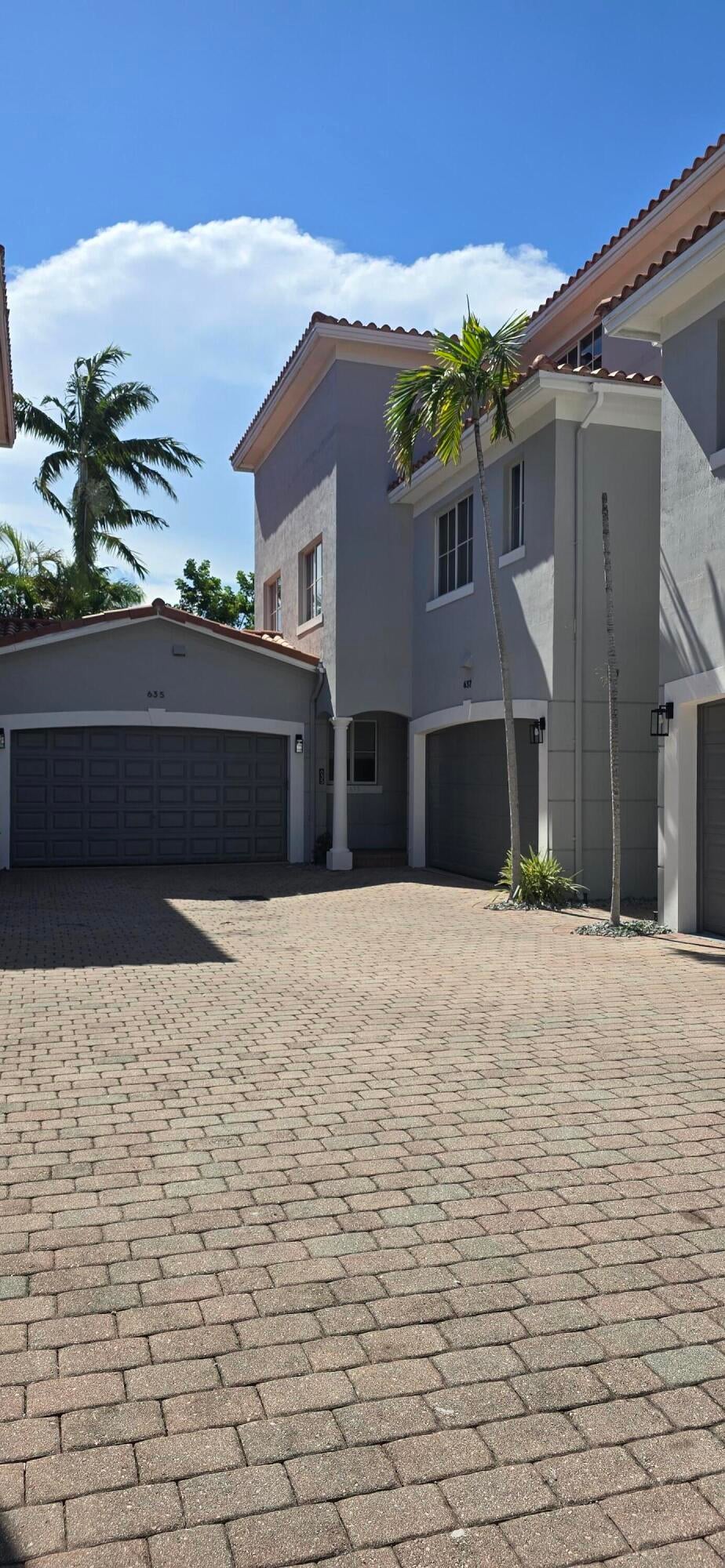 Photo of 635 NE 11th Avenue, Fort Lauderdale, FL 33304 (MLS # B26071451)