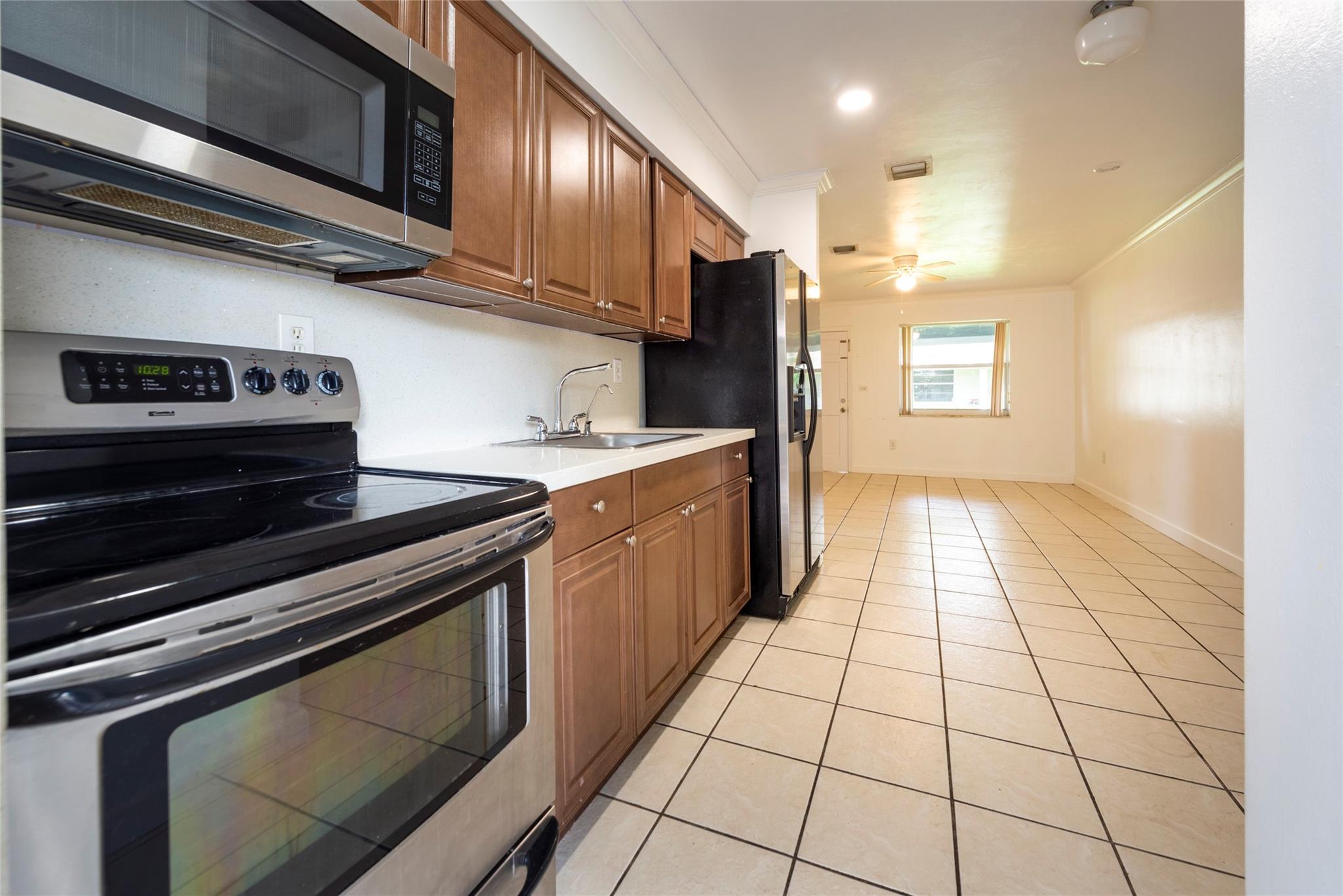 MOVE RIGHT INTO THIS BEAUTIFULLY RENOVATED 2 BED 1 BATH HOME. BRAND NEW KITCHEN, TILE FLOORS THROUGHOUT, CENTRAL A/C, WASHER AND DRYER , AND MUCH MORE !
GREAT LOCATION AND FAST APPROVAL PROCESS. PETS WELCOME. WON'T LAST