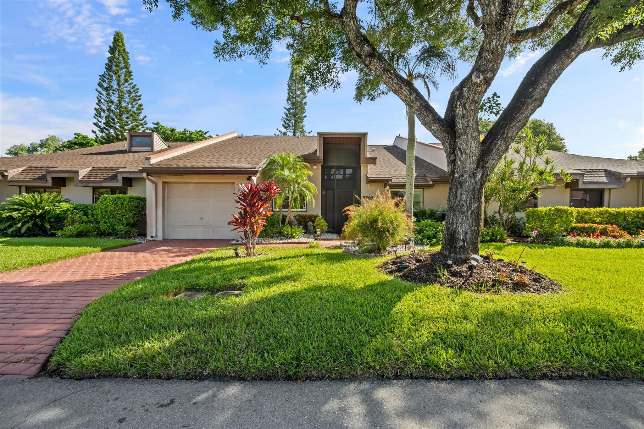 6745 Versailles Court, Lake Worth, FL, 33467/$349,900 1 6745 Versailles Court