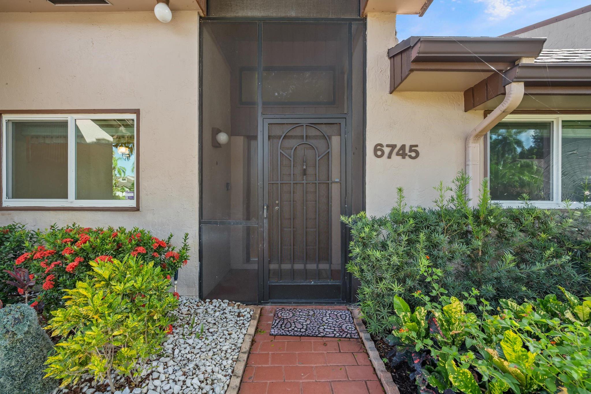 6745 Versailles Court, Lake Worth, FL, 33467/$349,900 4 6745 Versailles Court