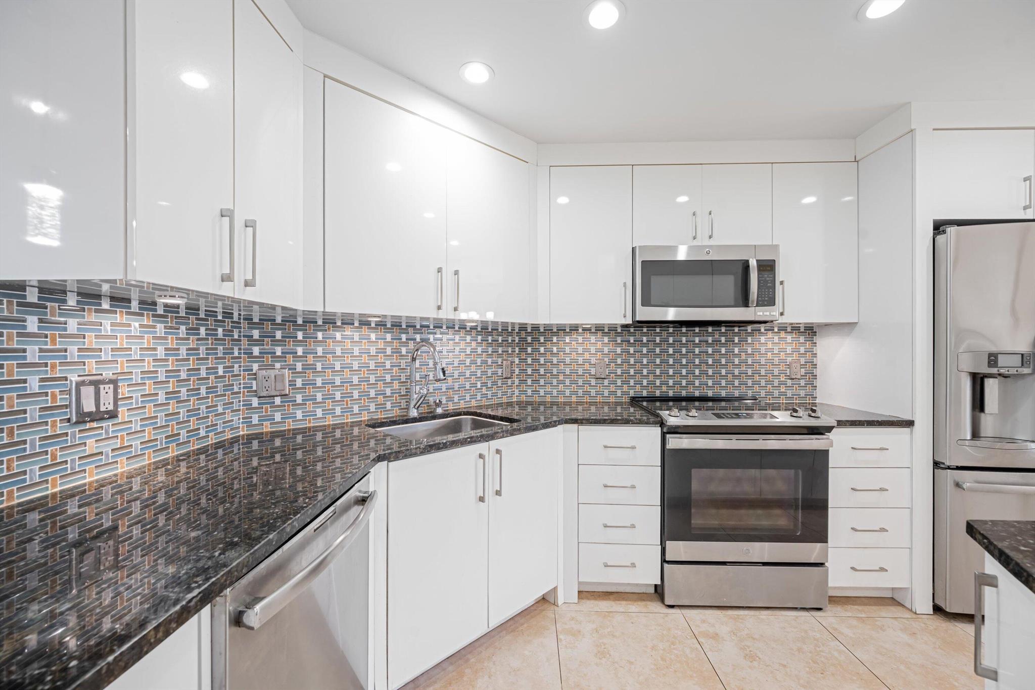 6745 Versailles Court, Lake Worth, FL, 33467/$349,900 2 6745 Versailles Court