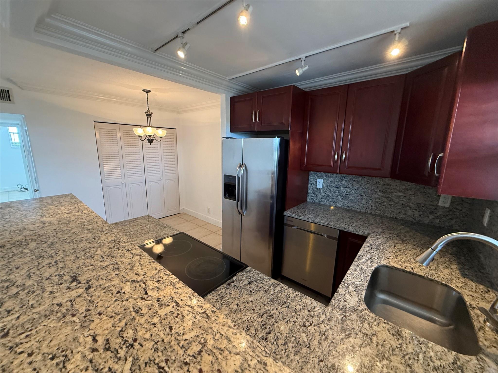 2400 NE 10th St 403