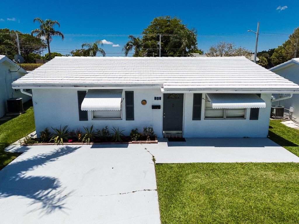 Photo of 904 SW 24th Street, Boynton Beach, FL 33426 (MLS # R11083802)