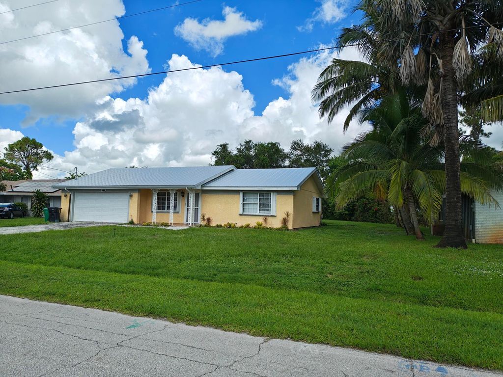 Photo of 253 SE Verada Avenue, Port Saint Lucie, FL 34983 (MLS # R11106634)
