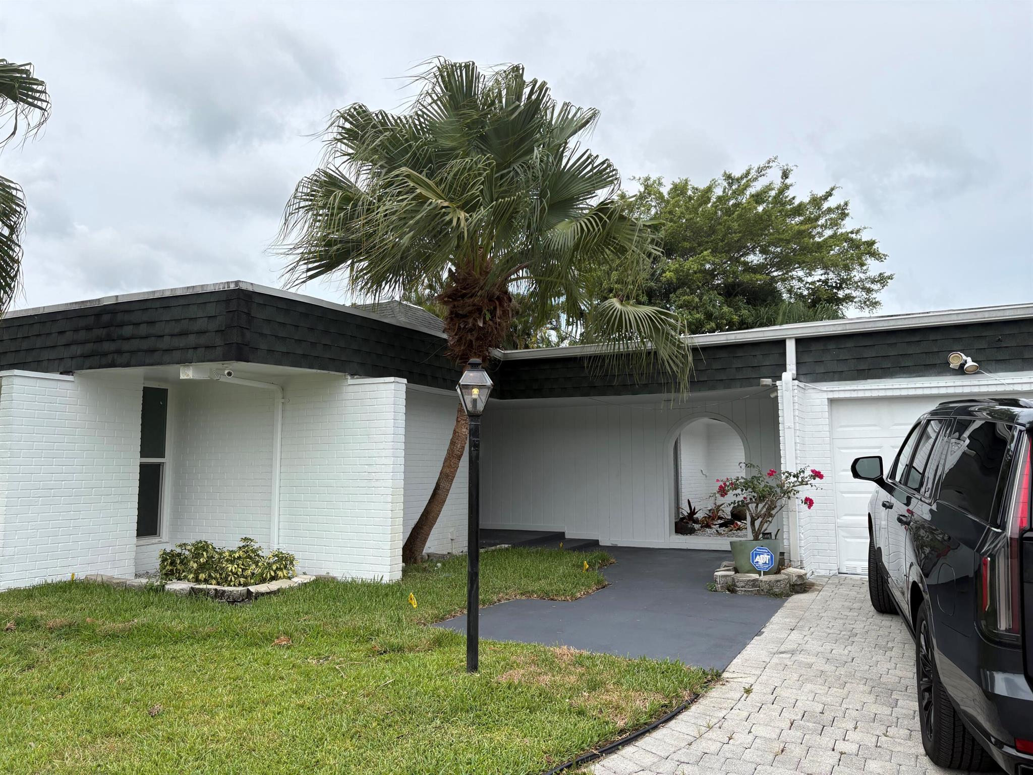 Come see this newly renovated 3/3 home in a Beautiful Golf Course Community.Easy to Show.