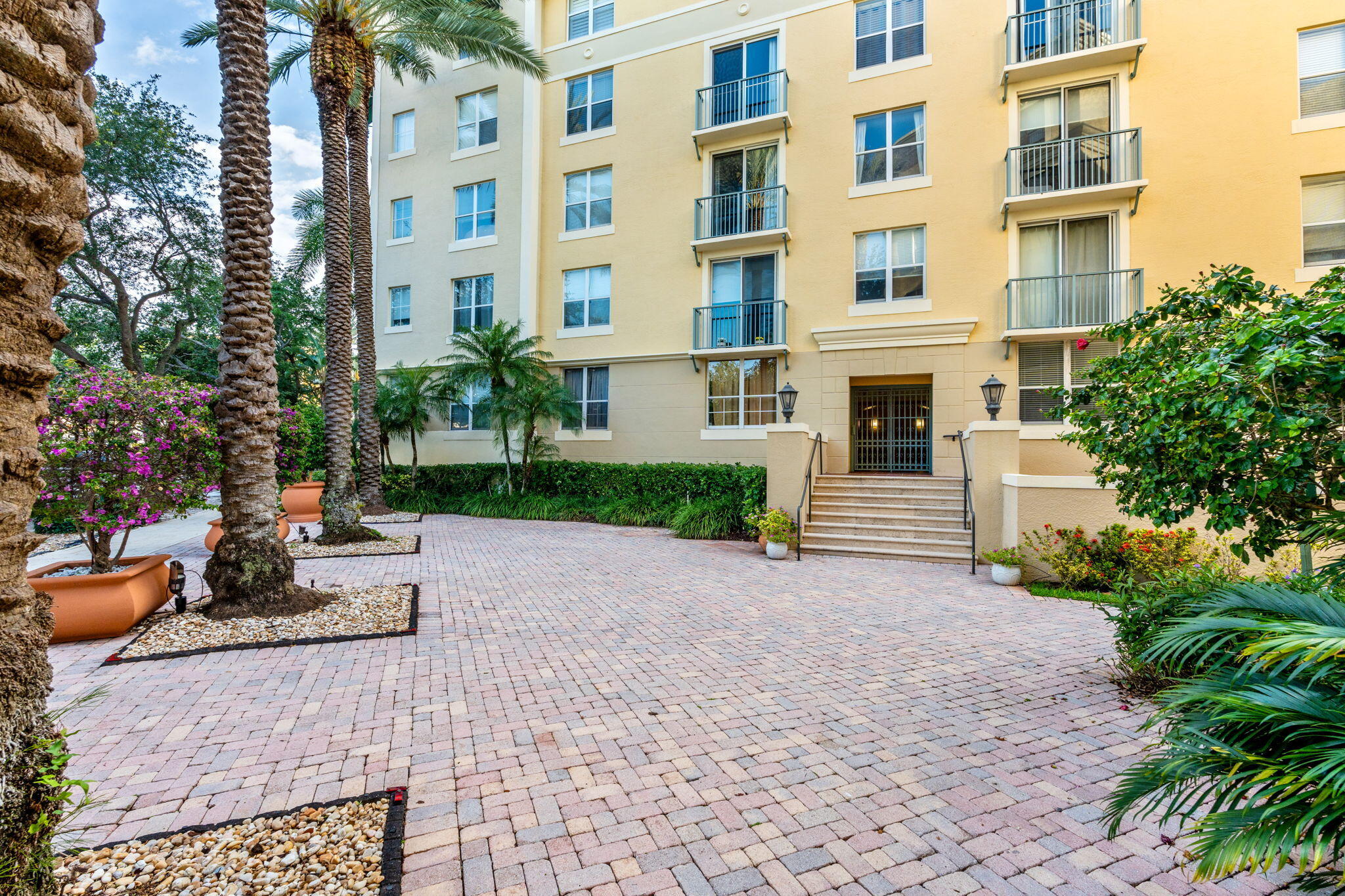 COURTYARDS IN CITYPLACE CONDO - Residential