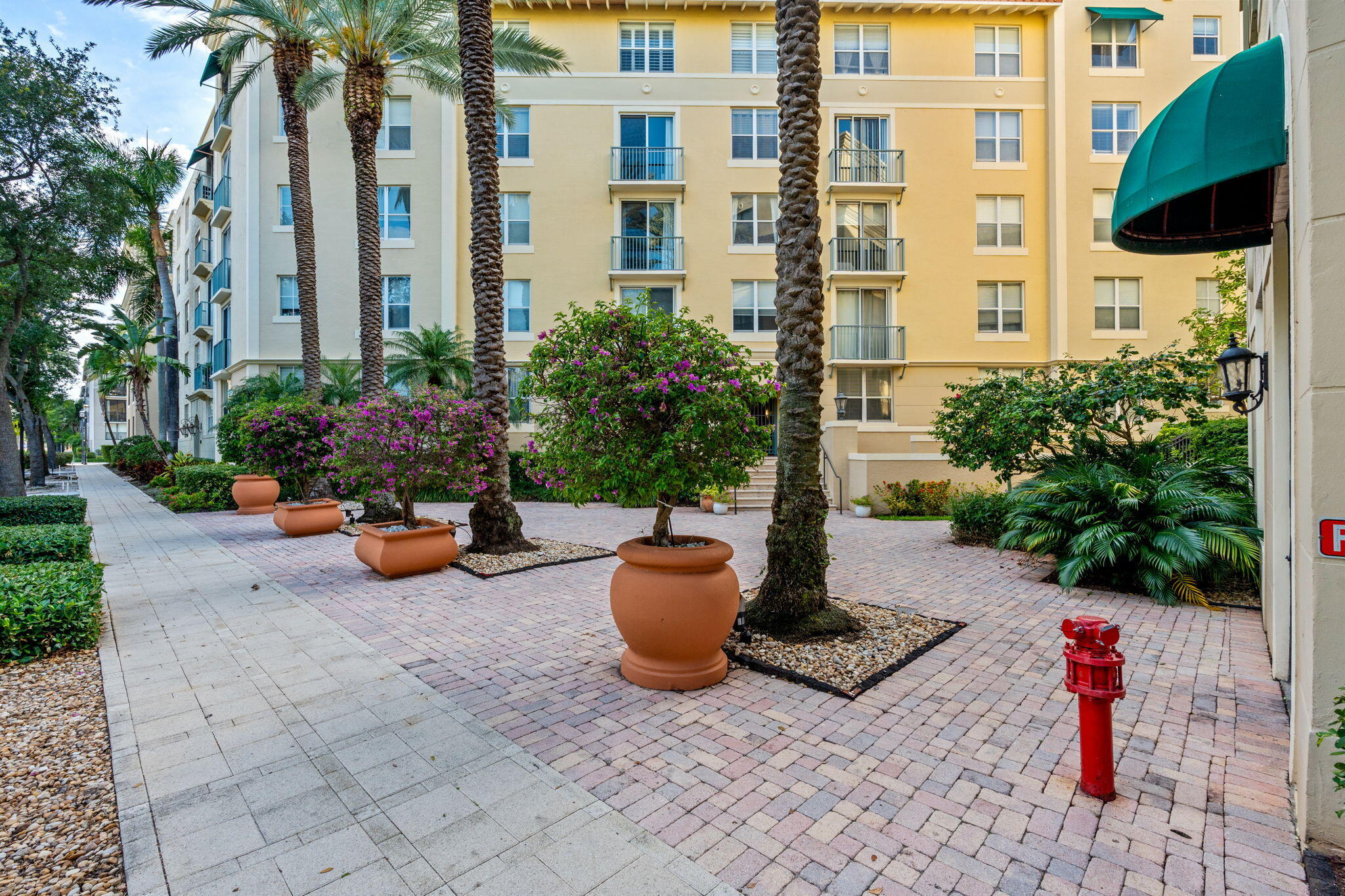 COURTYARDS IN CITYPLACE CONDO - Residential