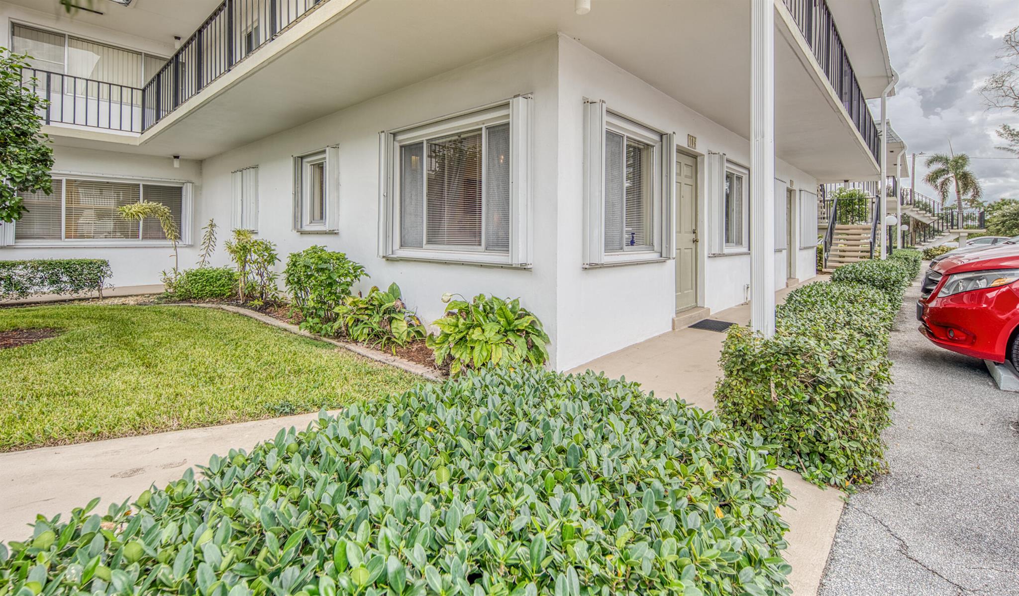 A rarely available 1st floor unit in Murry Hills, a chance for you to enjoy lake side living with it's walking path, wildlife and gorgeous sunsets. Corner unit with lots of windows for natural light. This community has an onsite office, pool, clubhouse and more. Easy trip to downtown Lake Worth and the beach.