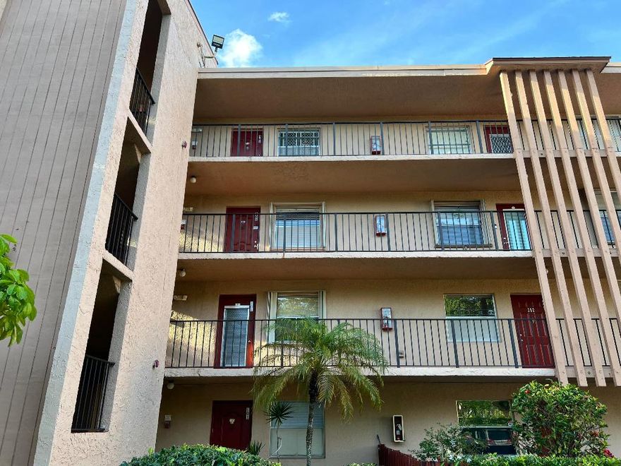 Spacious 2 bedroom, 2 bath unit with elevator. Centrally located in 'Palm Lakes Condo' in the City of Margate. The unit is within walking distance of a Publix supermarket, restaurants, banks and more. There are two swimming pools, a tennis court and a gymnasium. This is a 55+ adult community.