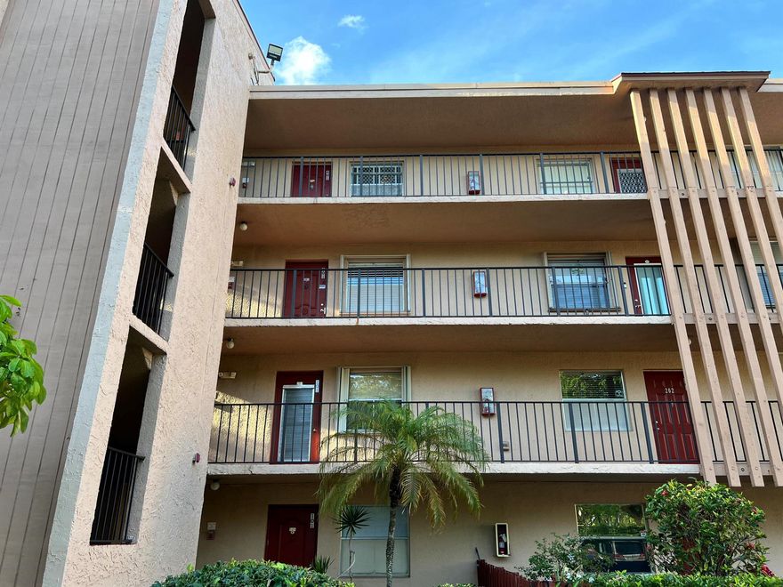 Spacious 2 bedroom, 2 bath unit with elevator. Centrally located in 'Palm Lakes Condo' in the City of Margate. The unit is within walking distance of a Publix supermarket, restaurants, banks and more. There are two swimming pools, a tennis court and a gymnasium. This is a 55+ adult community.