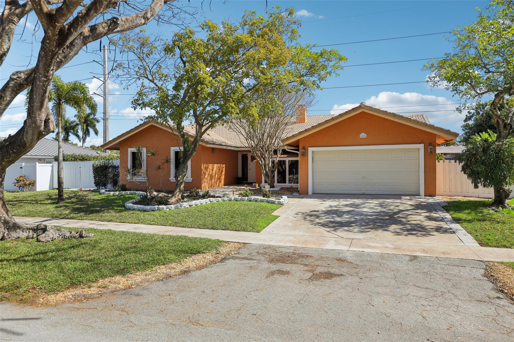 808 E Plantation Circle