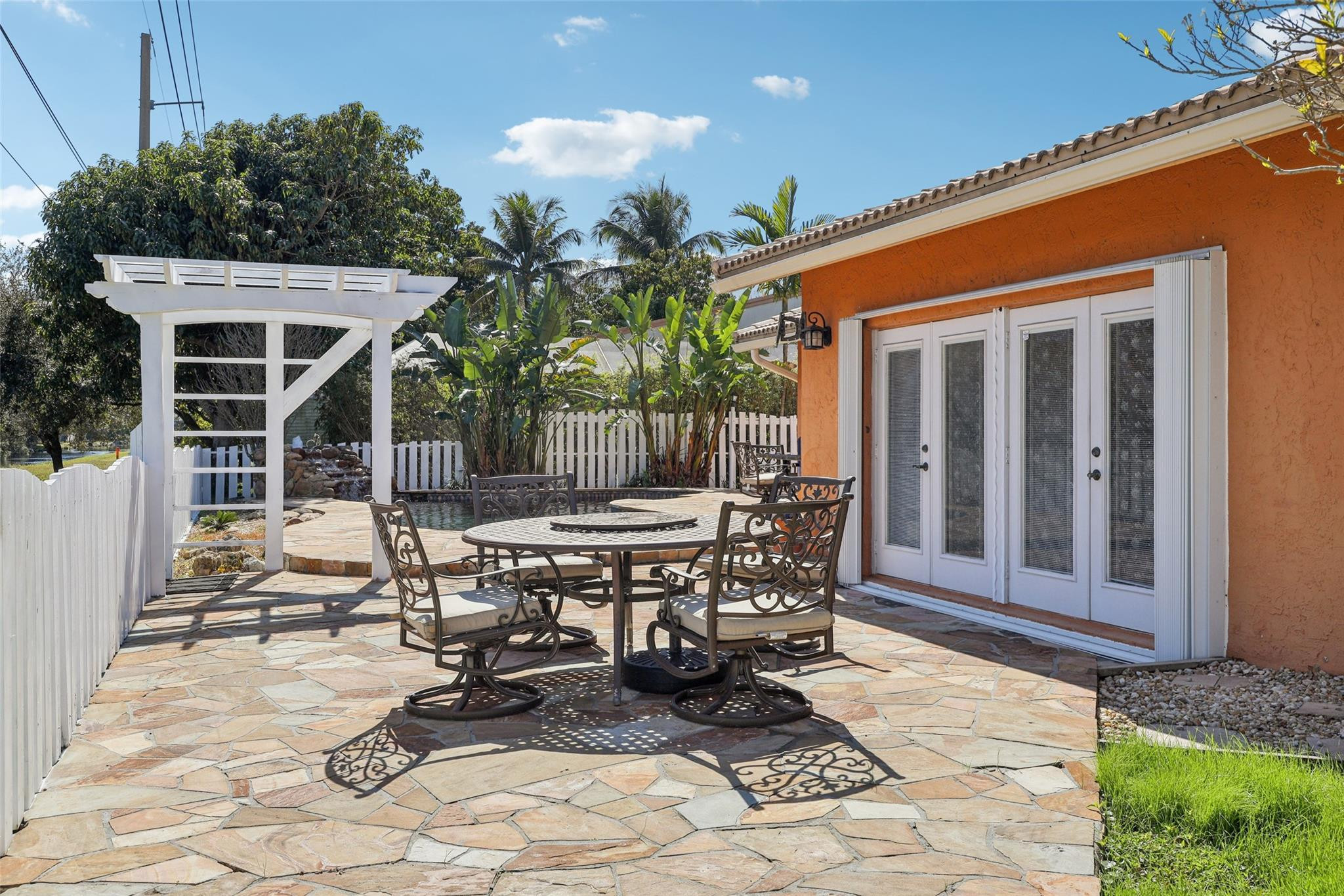 808 E Plantation Circle