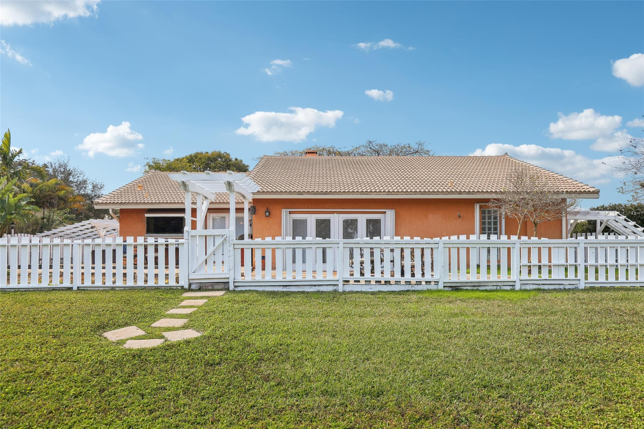 808 E Plantation Circle