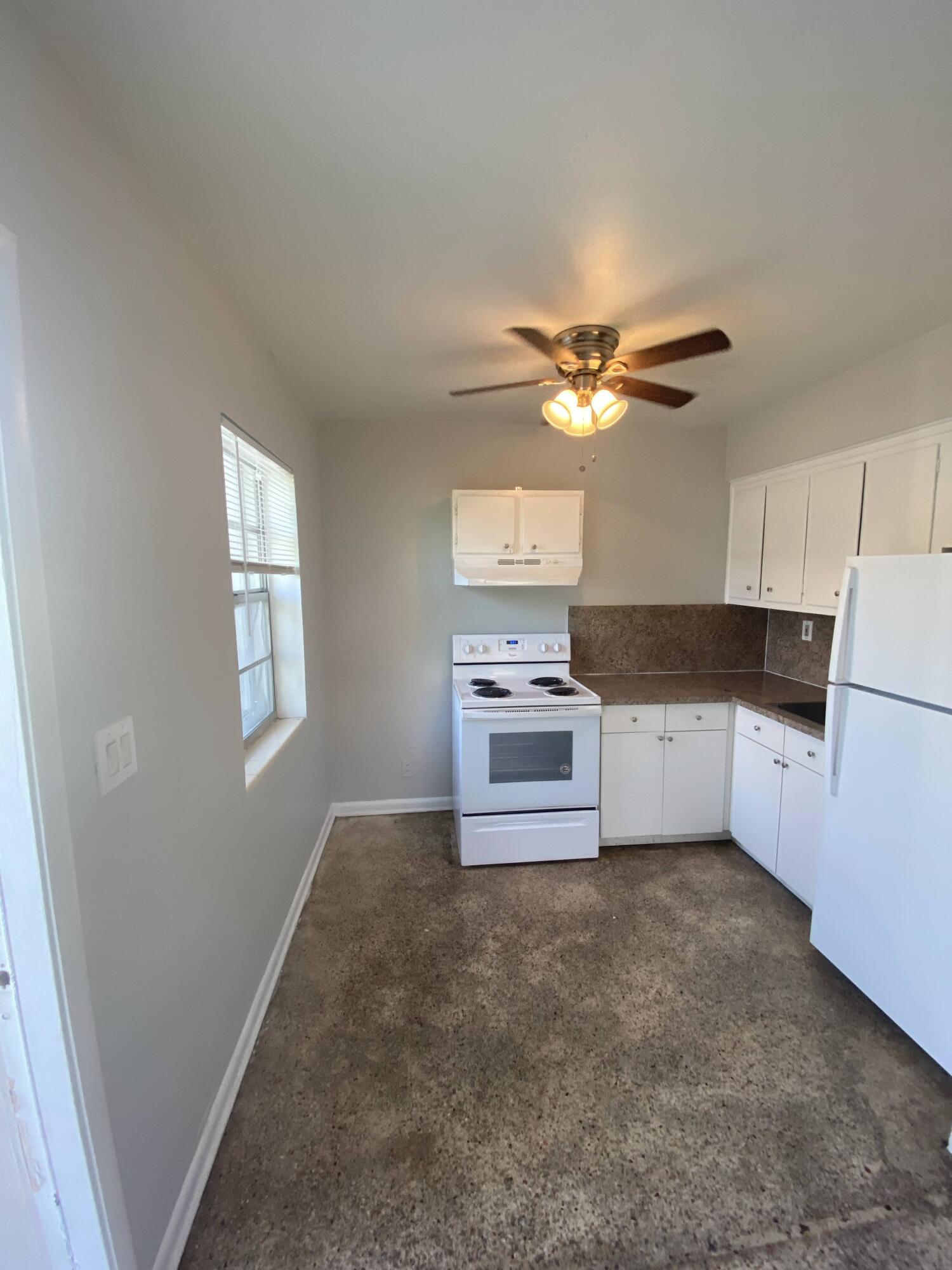 Nice and freshly painted 1/1 home located in Riviera Beach. Close to shopping, dining, and the beach. Fast and easy move-in process possible!