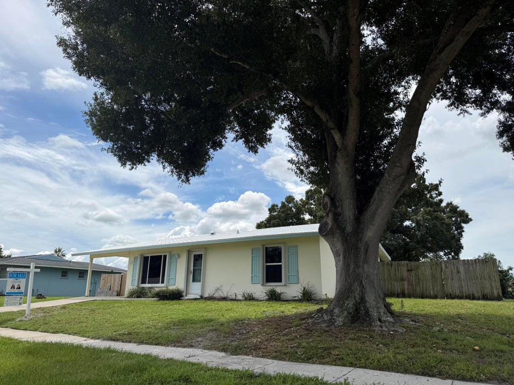 Photo of 142 NE BRACKEN Road, Port Saint Lucie, FL 34983 (MLS # B26081663)