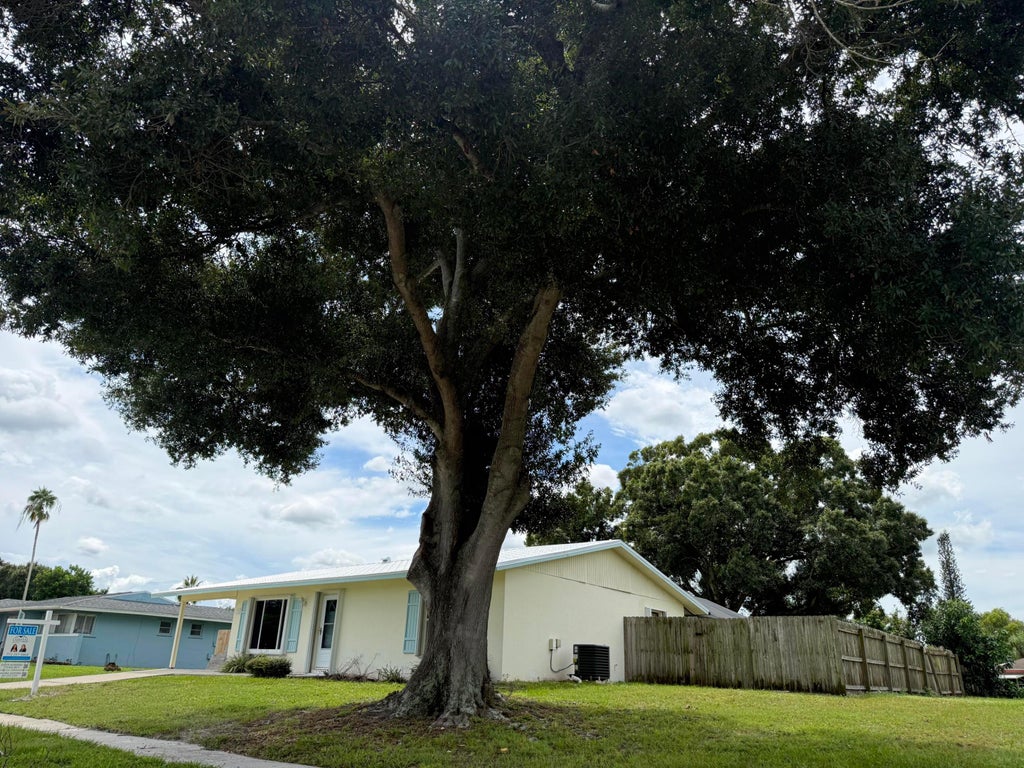 Photo of 142 NE BRACKEN Road, Port Saint Lucie, FL 34983 (MLS # B26081663)