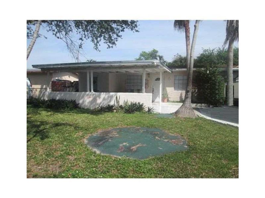 DRIFTWOOD ACRES IN HOLLYWOOD. SINGLE FAMILY HOME FEATURES 3 BEDROOMS, 2 BATHS, CERAMIC TILE THROUGHOUT, NEWER KITCHEN CABINETS, SEMI-UPDATED BATHROOMS, CARPORT, LAUNDRY ROOM, SCREENED POOL AREA AND CONCRETE WALL IN FRONT. NEEDS SOME TLC, MAY NOT BE FINANC EABLE DUE TO ROOF BUT HAS GREAT POTENTIAL. SOLD AS IS. IT'S ENCOURAGED OFFERS INCLUDE POF. SELLER AND BROKER HAS NO PRIOR HISTORY AND NO DISCLOSURES. BUYER AND BUYER'S AGENT ARE RESPONSIBLE TO VERIFY OF ANY VIOLATIONS, IF SEPTIC TANK, TAXES, ETC.