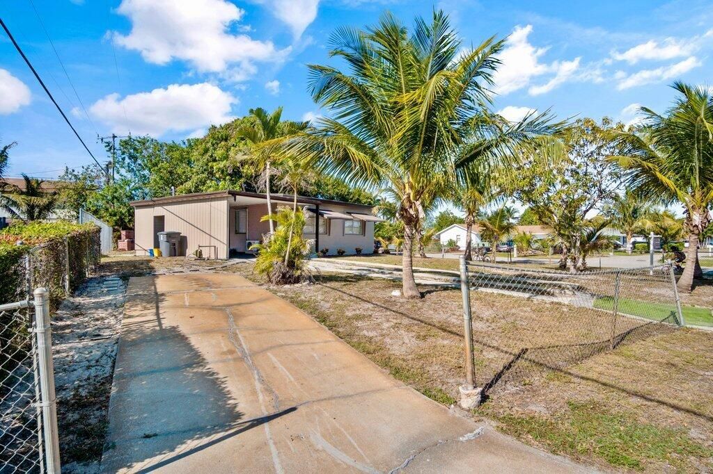 Photo of 591 Oleander Road, Lake Worth, FL 33462 (MLS # R11075977)