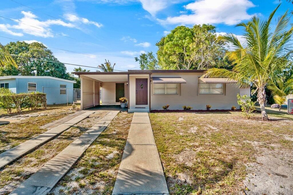 Photo of 591 Oleander Road, Lake Worth, FL 33462 (MLS # R11075977)