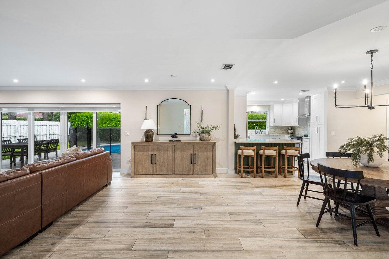 979 SW 13TH Drive