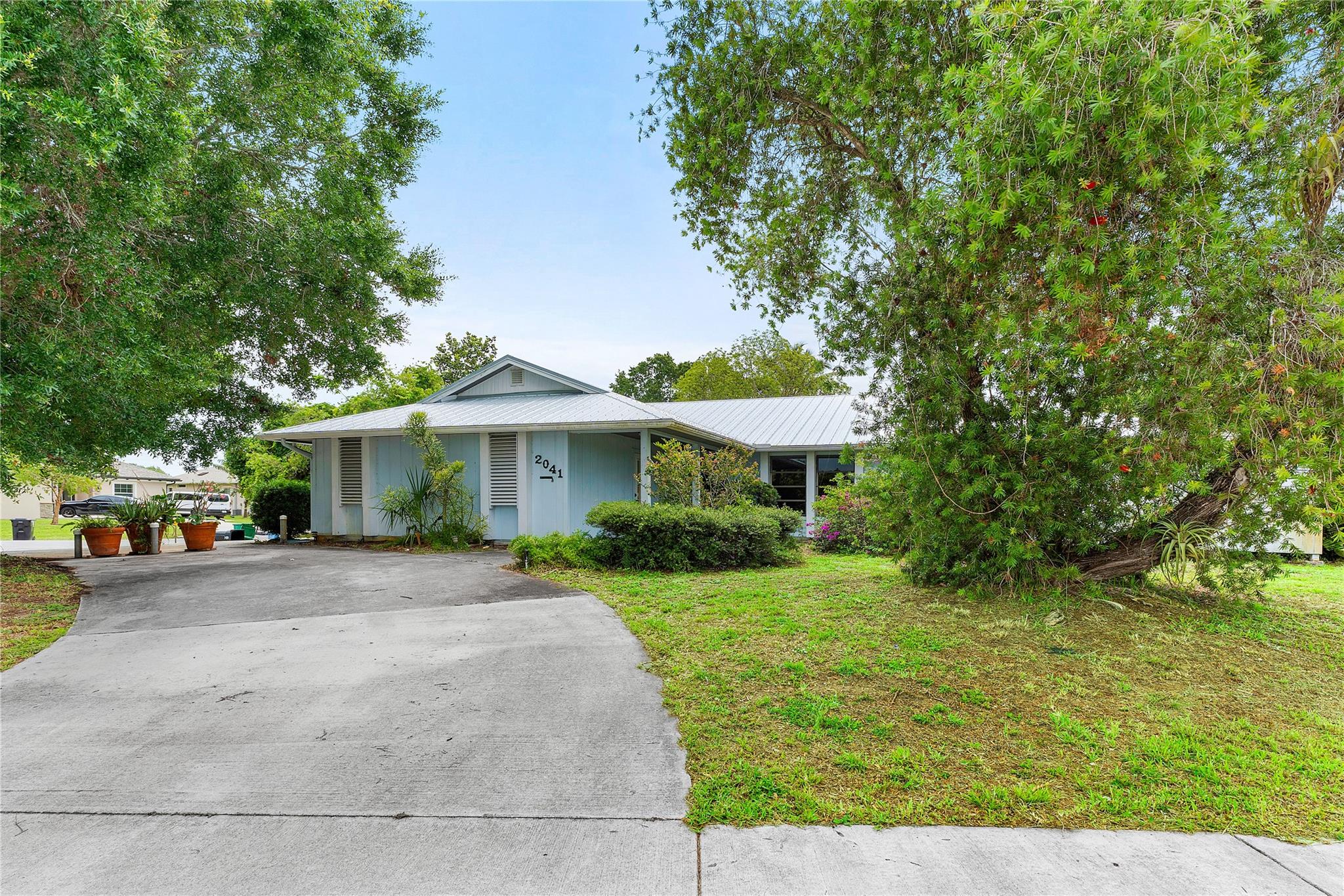 Experience Florida living at its finest in this charming 3-BR, 2-bA home. This inviting residence offers 1,798 sq ft of comfortable living space, featuring a desirable split bedroom floor plan, vaulted ceilings, and ample natural light. Step inside to discover a spacious living area. The primary bedroom is a true retreat, boasting a generous sitting area ideal for a den or office. Outside, relax and unwind on the screened patio overlooking a private, backyard adorned with mature trees and fruit trees – a peaceful oasis for outdoor enjoyment. Situated on a desirable cul-de-sac with a generous 0.33-acre lot, there's even room for a future pool! New metal roof (2025).
