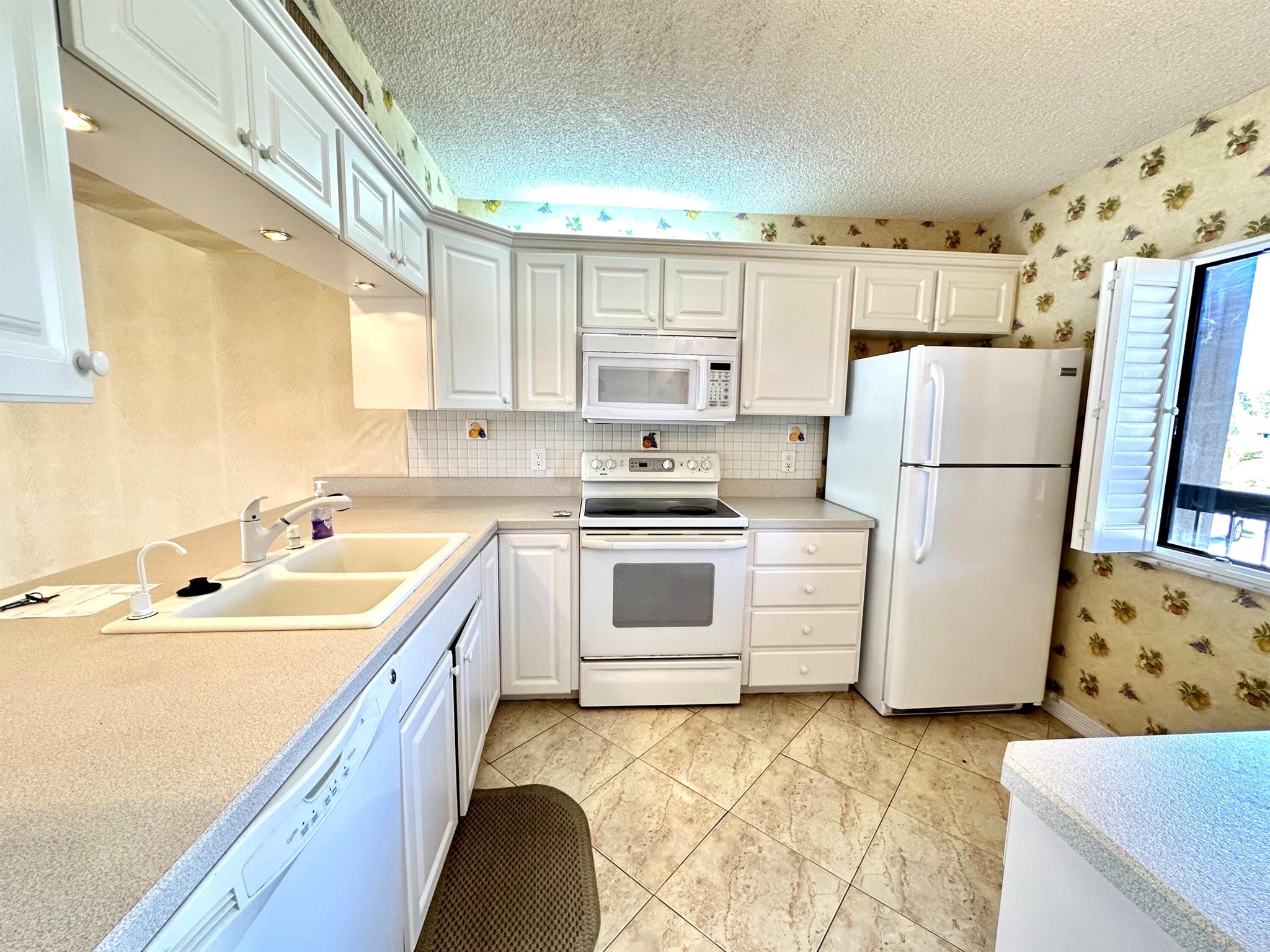 MARINA AT THE BLUFFS COND - Residential Lease