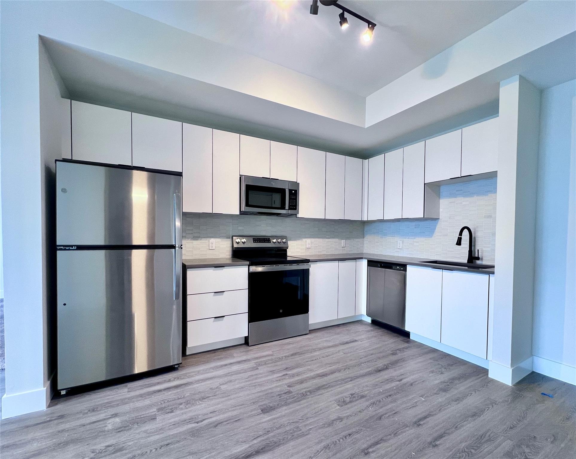 AVERY LAKE WORTH - Residential Lease