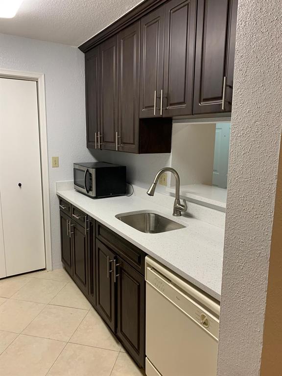 COMPLETELY RENOVATED CORNER UNIT, QUARTZ COUNTER TOPS, LAMINATED FLOORS THOUGH OUT, WATER&SEWER INCLUDES. ASSOCIATION REQUIRE MIN 650 CREDIT SCORE. CLOSE TO CORAL SPRINGS MALL, SHOPPING AND MAJOR HWYS GREAT SCHOOLS. MUST HAVE MIN 650 CREDIT SCORE AS PER ASSOCIATION