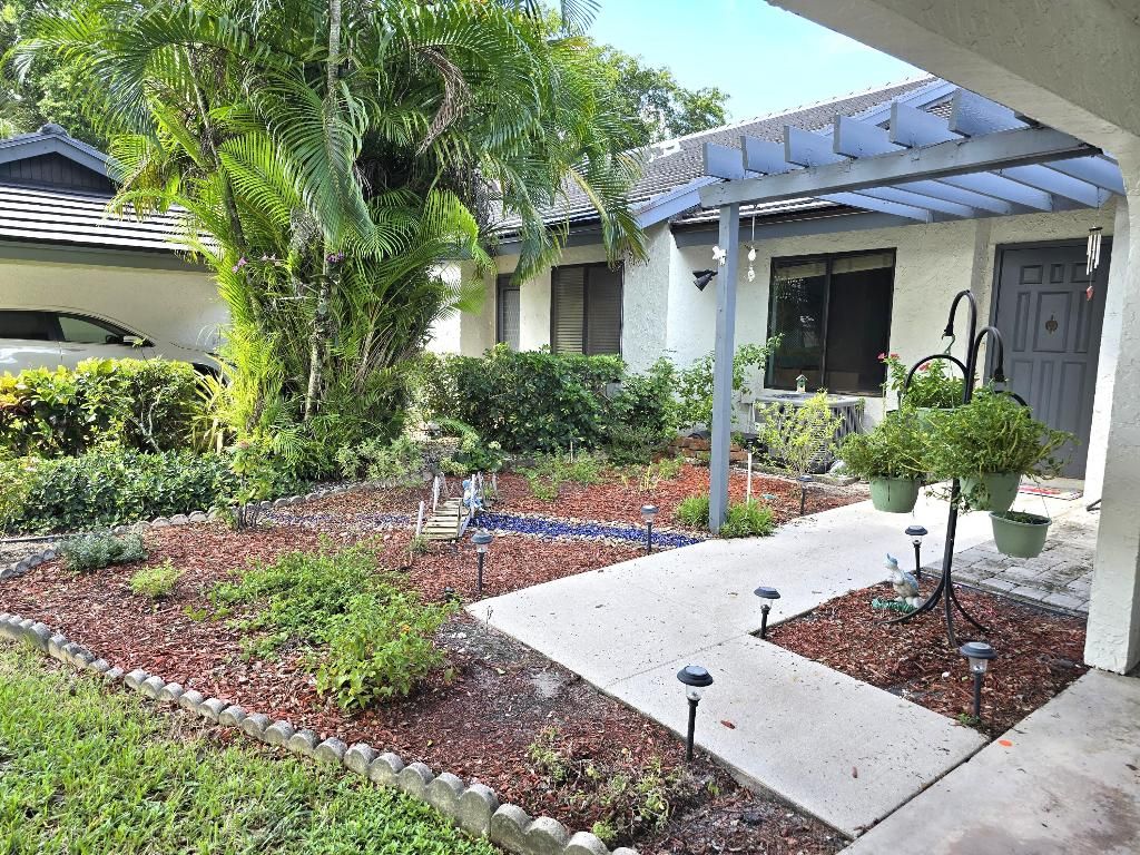 Photo of 10039 Hickorywood Place, Boynton Beach, FL 33437 (MLS # R11123775)