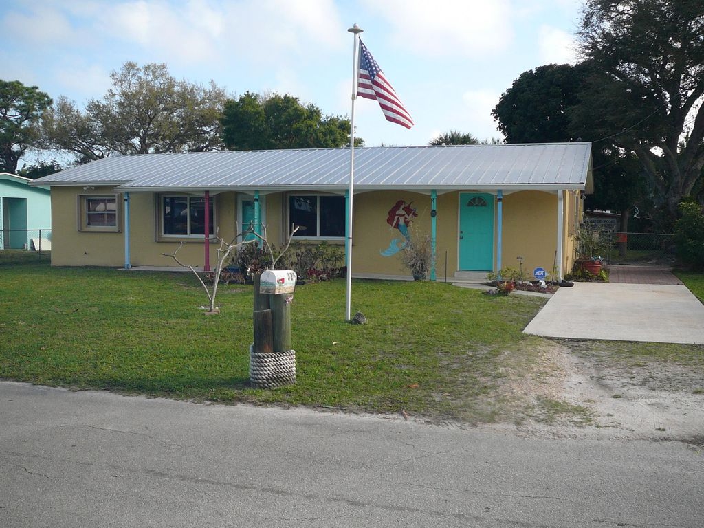 Photo of 125 Garden Avenue, Fort Pierce, FL 34982 (MLS # R11162420)