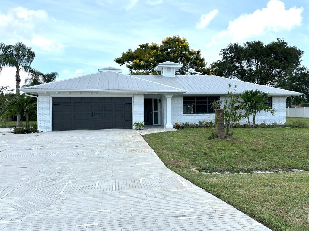 Photo of 733 SE White Avenue, Port Saint Lucie, FL 34983 (MLS # R11012147)