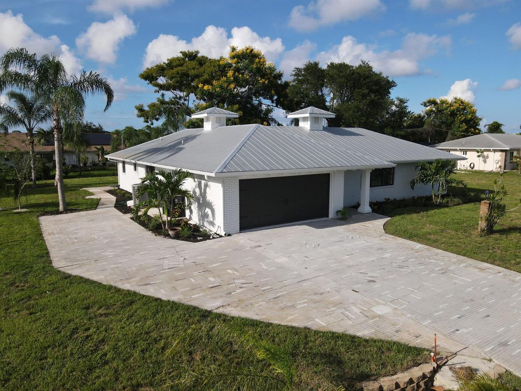 Photo of 733 SE White Avenue, Port Saint Lucie, FL 34983 (MLS # R11012147)