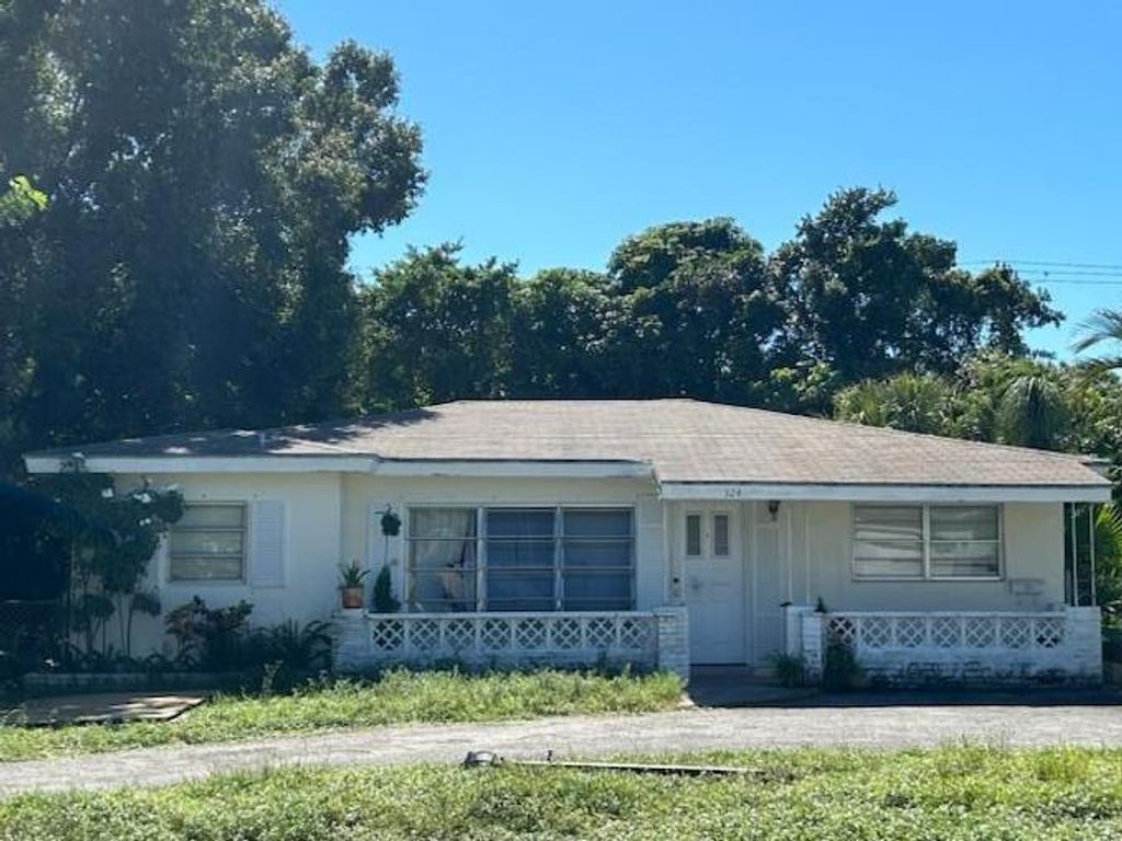 Photo of 324 SW 2nd Ave, Boynton Beach, FL 33435 (MLS # F10405340)