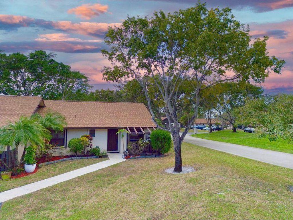 Photo of 88 Via De Casas N, Boynton Beach, FL 33426 (MLS # R11107701)