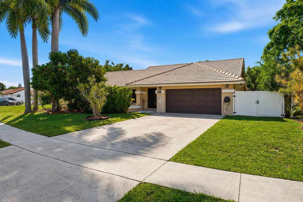 Photo of 9577 Majestic Way, Boynton Beach, FL 33437 (MLS # B26040899)