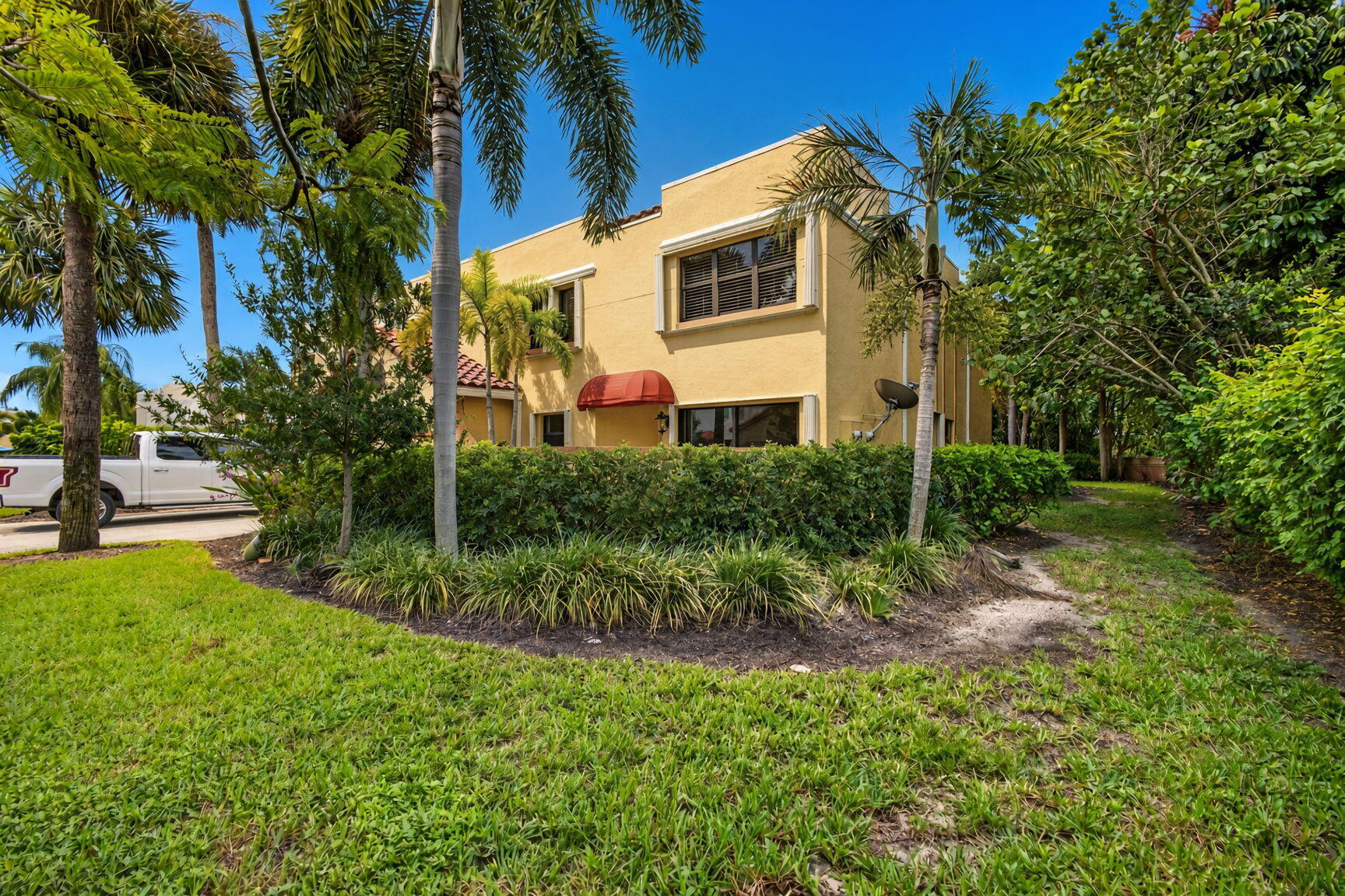 42 Uno Lago Drive, Juno Beach, FL, 33408/$459,900 2 42 Uno Lago Drive