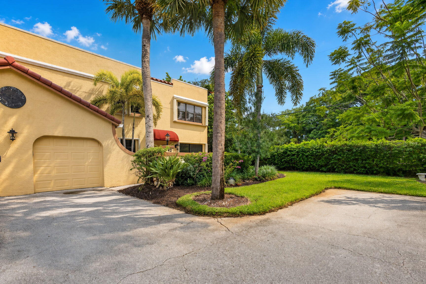 42 Uno Lago Drive, Juno Beach, FL, 33408/$459,900 1 42 Uno Lago Drive
