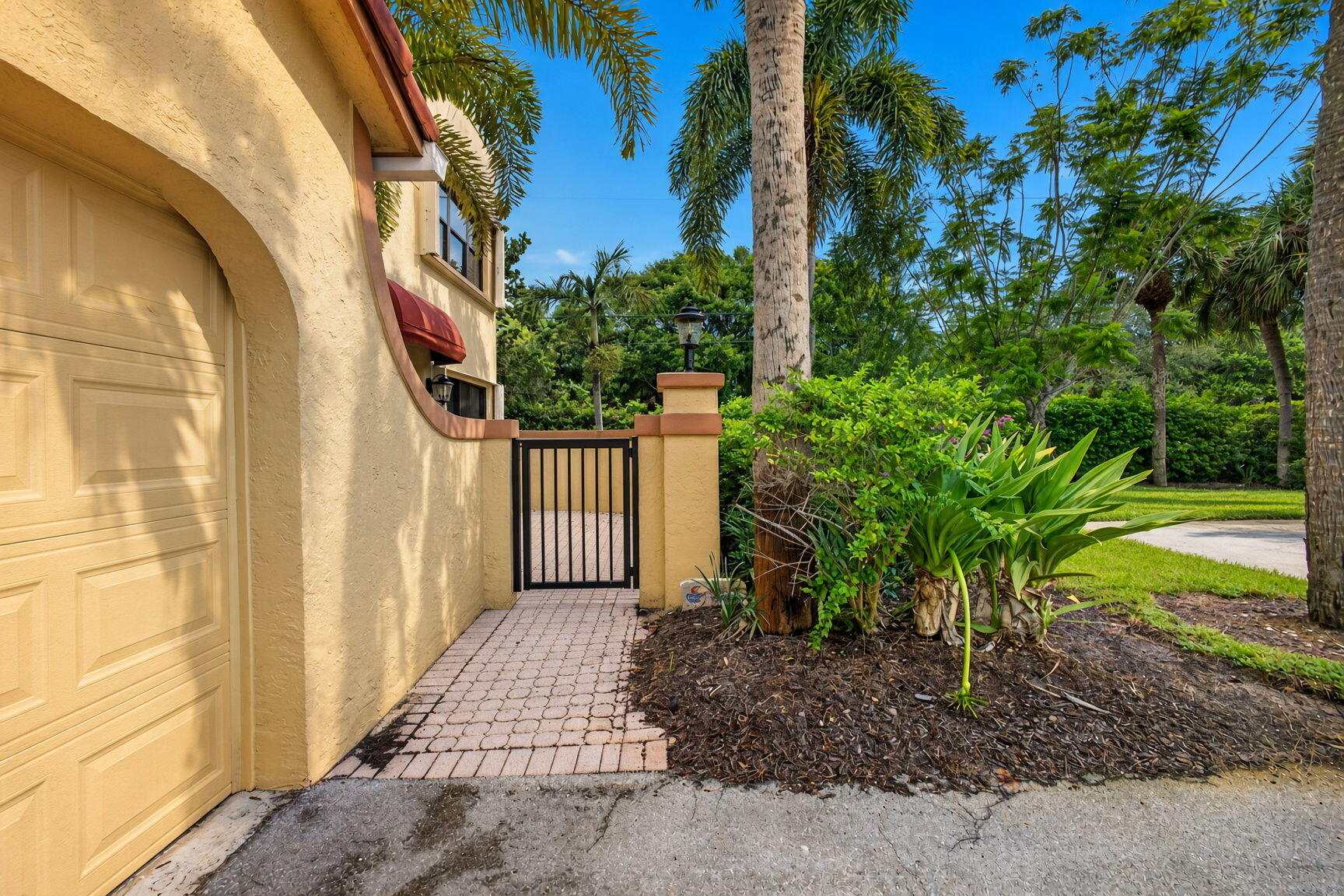 42 Uno Lago Drive, Juno Beach, FL, 33408/$459,900 4 42 Uno Lago Drive