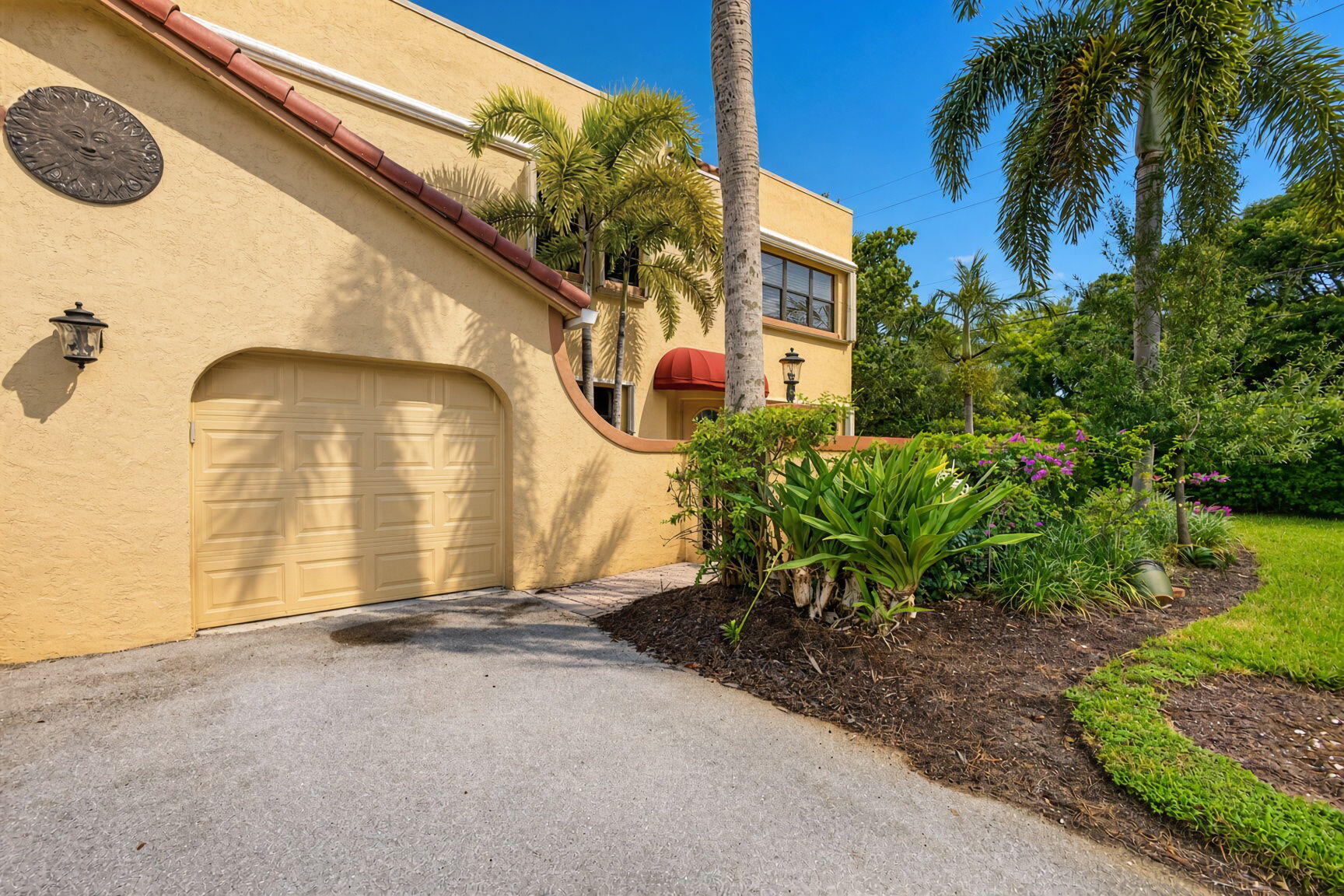 42 Uno Lago Drive, Juno Beach, FL, 33408/$459,900 3 42 Uno Lago Drive