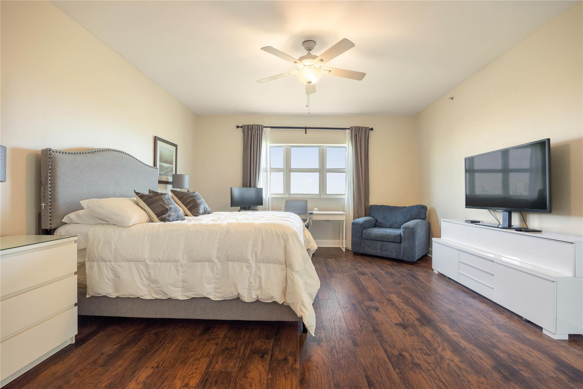 THE OAKS I CONDO - Residential Lease