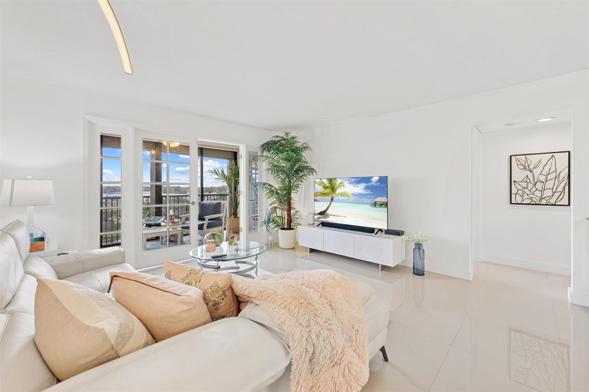 2202 S Cypress Bend Drive 606