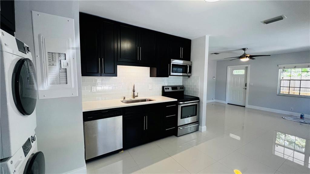 Incredible Property within walking distance to Performing Arts Center, Museum of Discovery and Science, River Walk, Water Taxi, Downtown River Walk District, Downtown Fort Lauderdale, Brightline Fort Lauderdale Station, Outdoor Activities at Esplanade & Huizenga Park, lots of restaurants and nightlife. Just 10 minutes walk to Las Olas Blvd, 15 minutes drive to FLL Airport, and 10 minutes drive to the beach.
This is a meticulously maintained and freshly painted 2 bedrooms 2 full bathrooms, white porcelain tile floor throughout, open kitchen, large dinning/living area, beautiful shower/vanity/toilet bathrooms, outdoor garden sitting/dinning area, private washer/dryer. Stainless steel appliances & new landscape in progress. This is a private unit and must be seen to appreciate.
