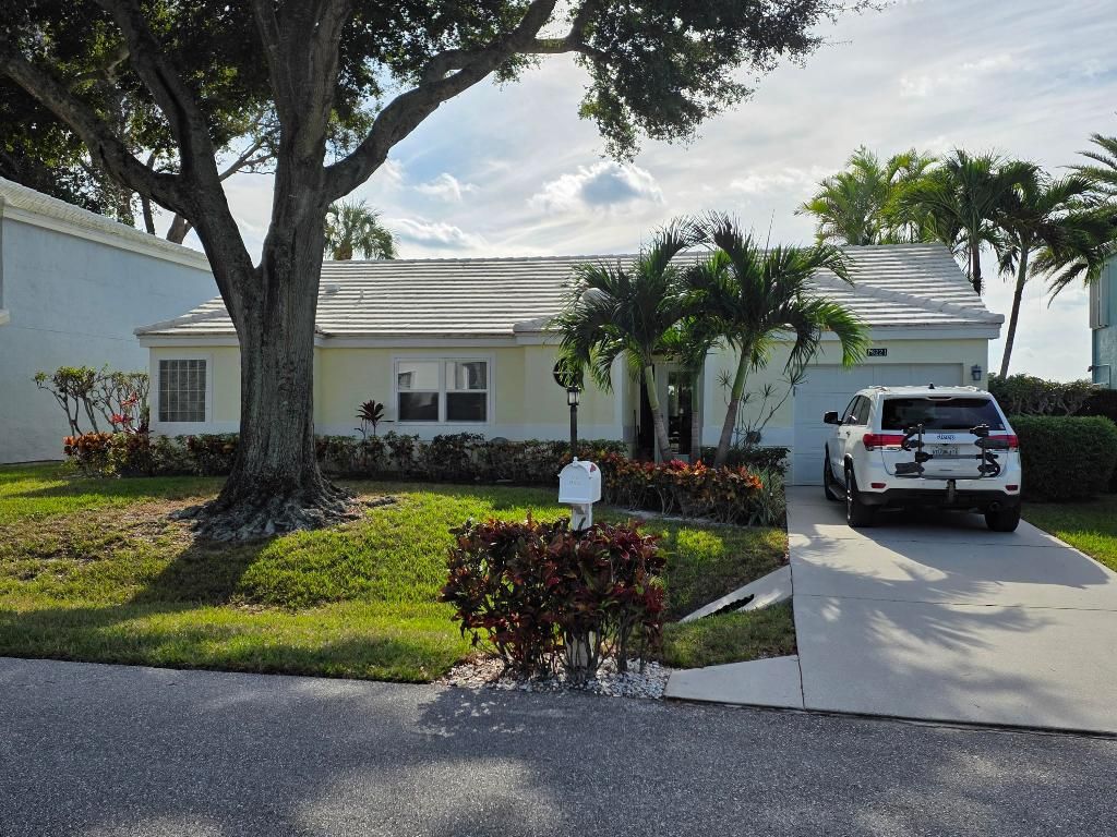 Photo of 18221 SE Fairview Circle, Jupiter, FL 33469 (MLS # R11147210)
