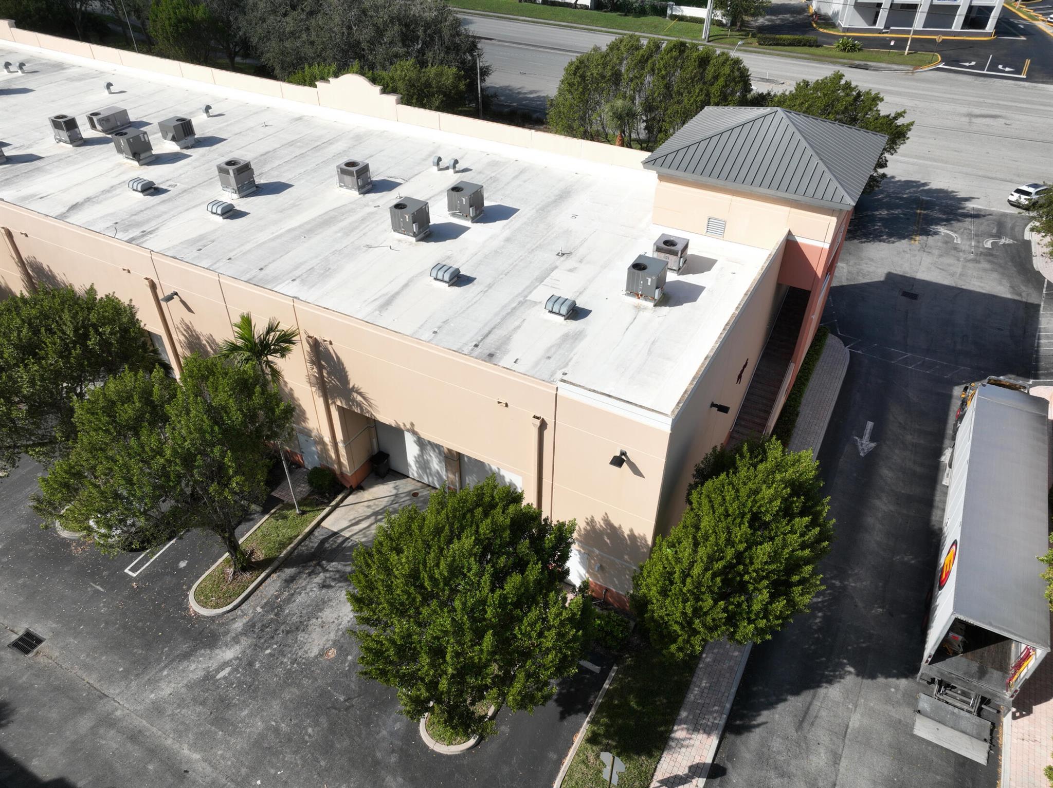 CONGRESS COMMERCE CENTER - Commercial Sale