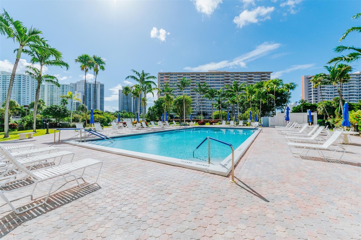 Coral Ridge Towers East - Residential