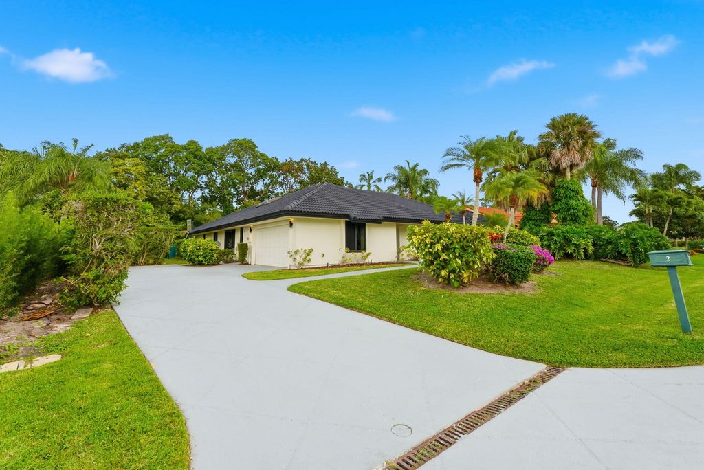 Photo of 2 Dunbar Road, Palm Beach Gardens, FL 33418 (MLS # B26024916)